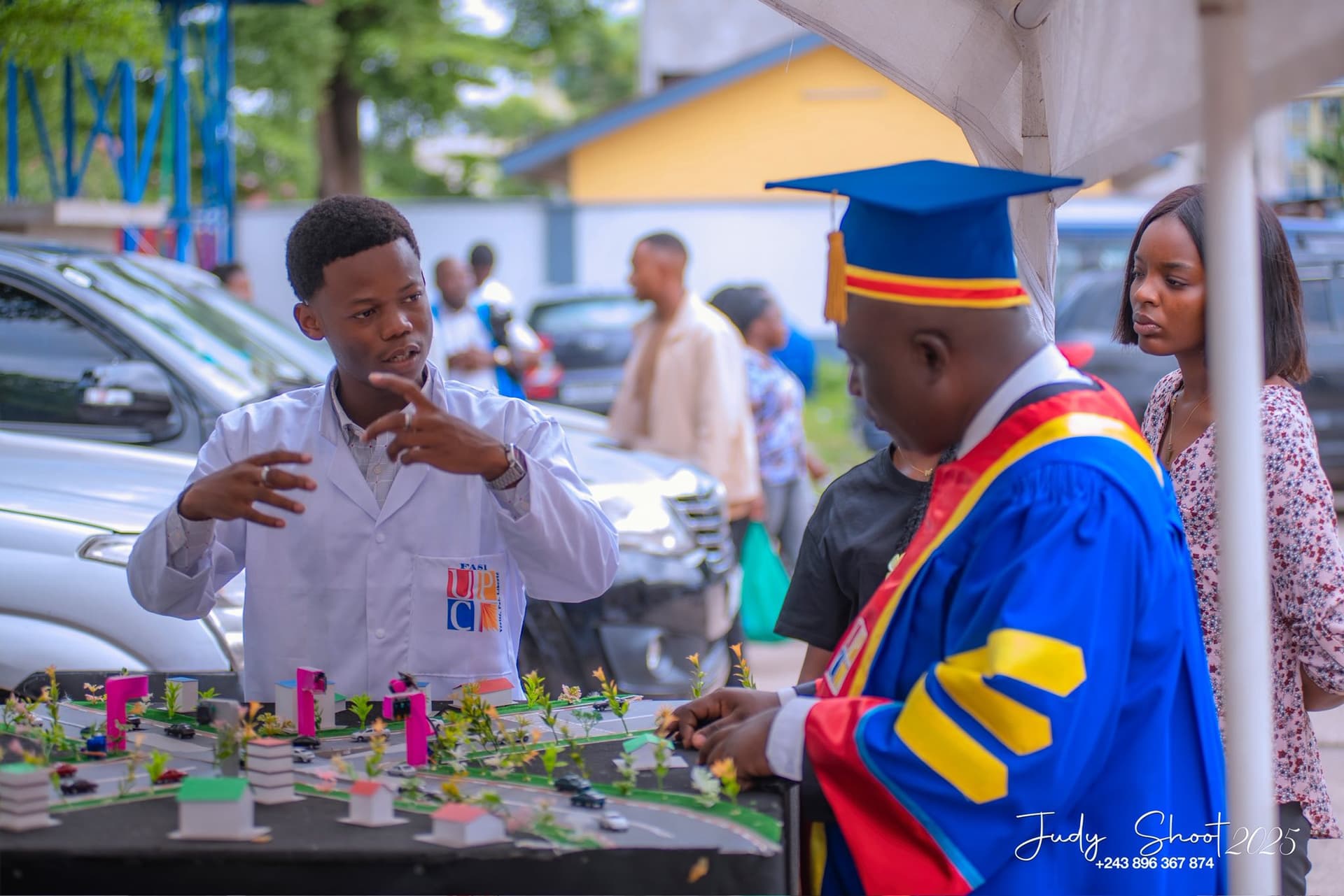 Étudiant de la FASI présentant une maquette de ville intelligente