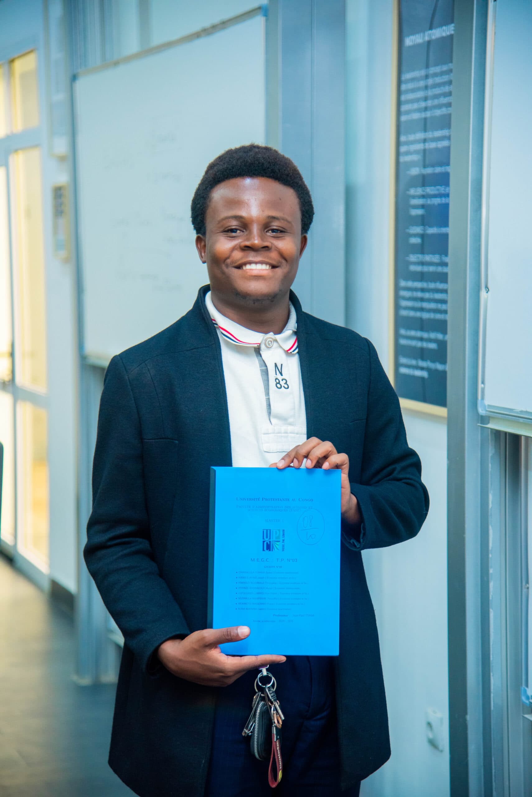 Étudiant de l'Université Protestante au Congo présentant son mémoire de master