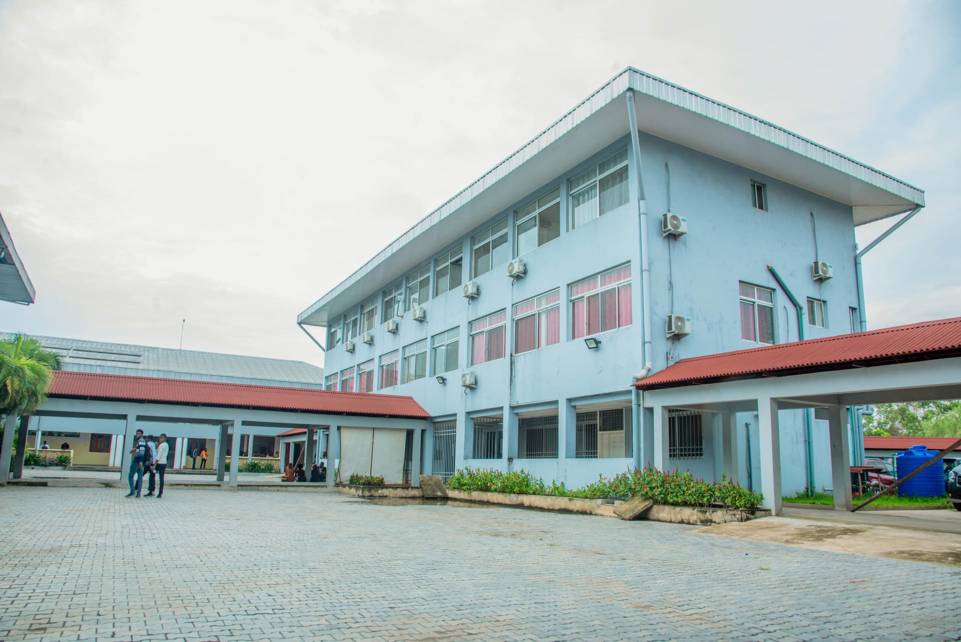 Étudiants sur le campus de l'Université Protestante au Congo