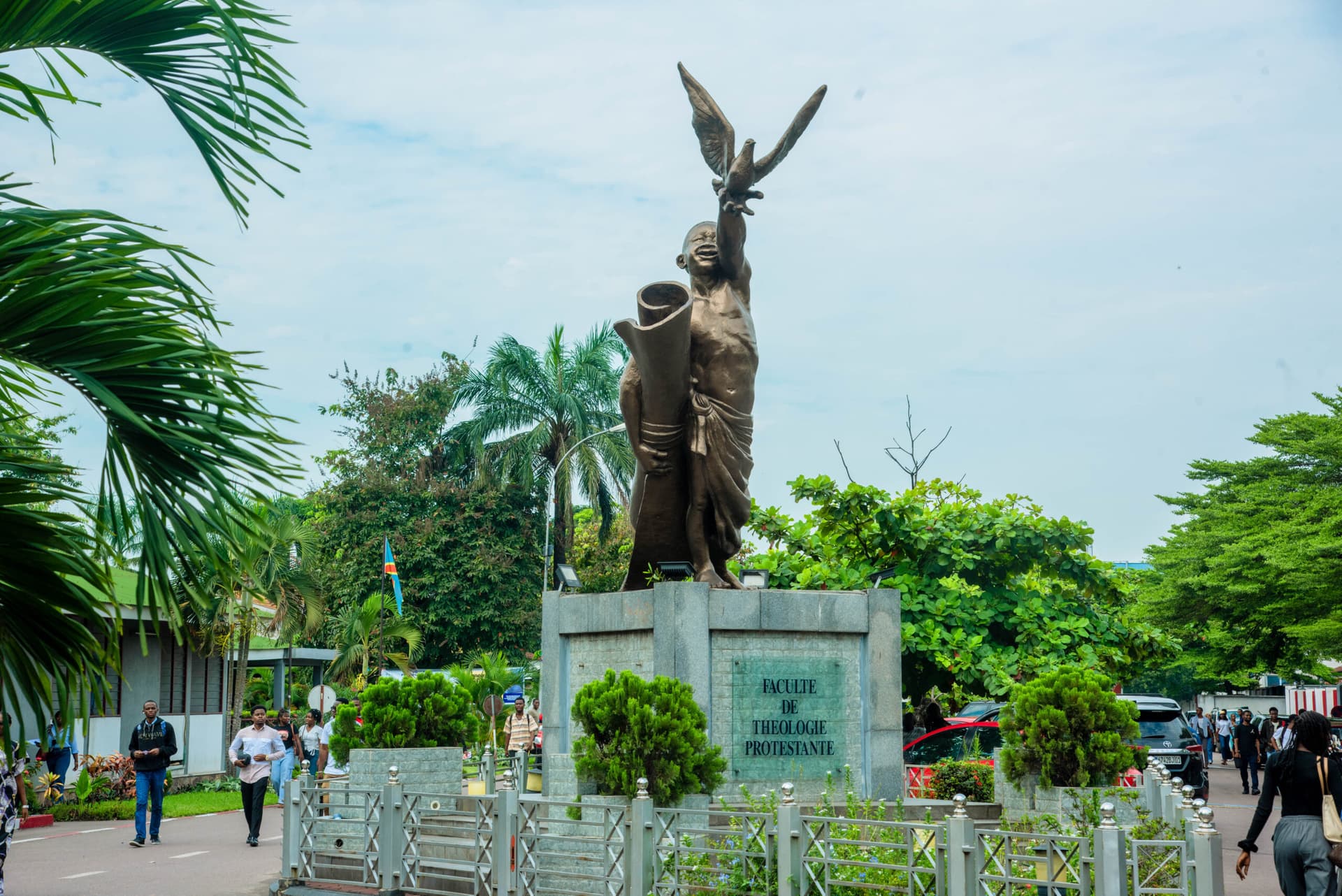 Statue de la Faculté de Théologie à l'entrée du campus de l'Université Protestante au Congo